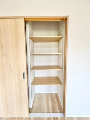 リビングにも収納スペースがあるので、お部屋がすっきり片付きます