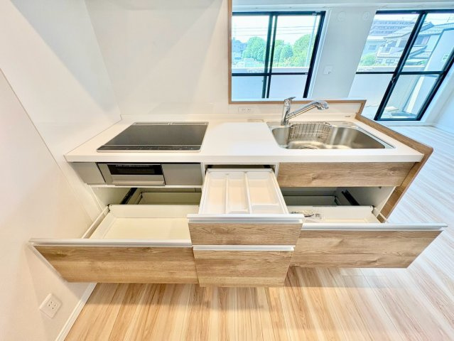 調理道具や調味料もすっきりしまえる、収納力のあるキッチン。