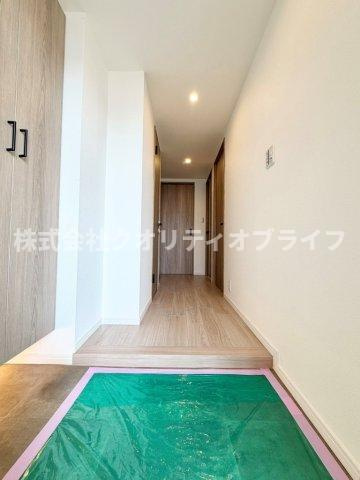 玄関から廊下を通ってリビング、洋室へ向かう動線となっていてスタイリッシュな間取り