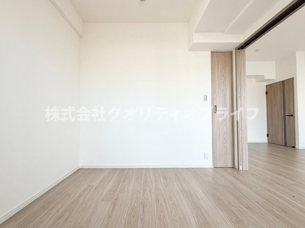可動式間仕切りでリビングとつながっている洋室約4.3帖
