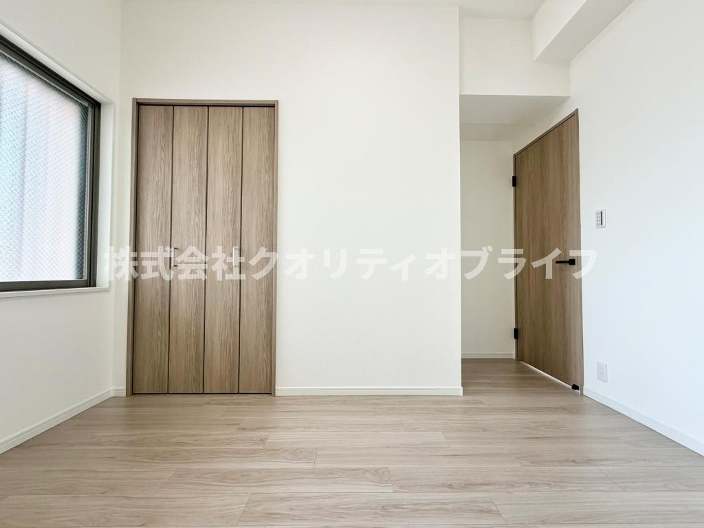 広めの収納が付いている洋室約4.8帖