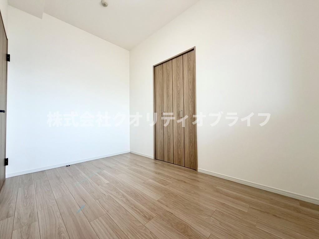 各洋室に収納スペースがございます