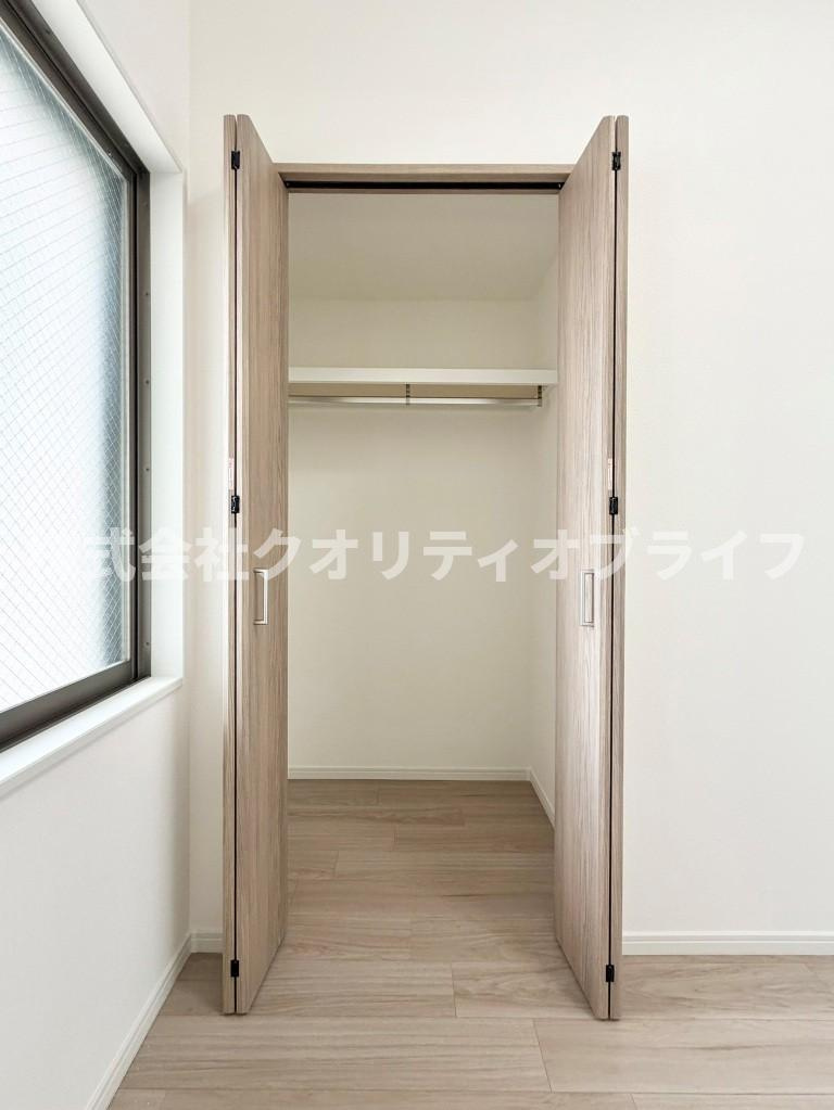 収納内も広さがあるので衣類、備品など収めても余裕な広さ