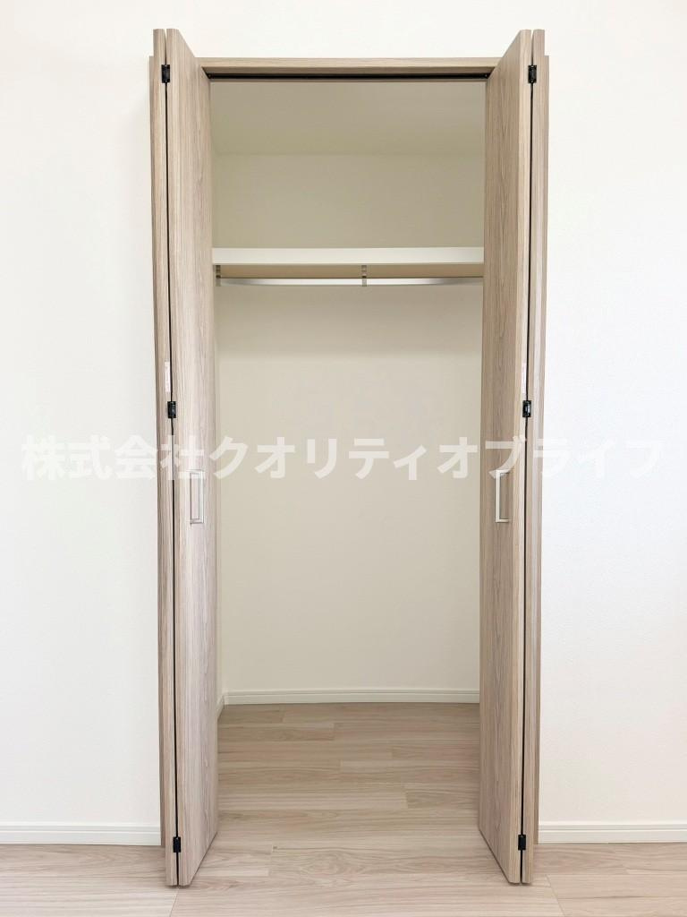 各居室に標準装備された使い勝手の良いクローゼット。ハンガーパイプや棚が設置されており、洋服や季節ものの荷物をすっきりと片付けて、お部屋の広さを有効に活用できます。