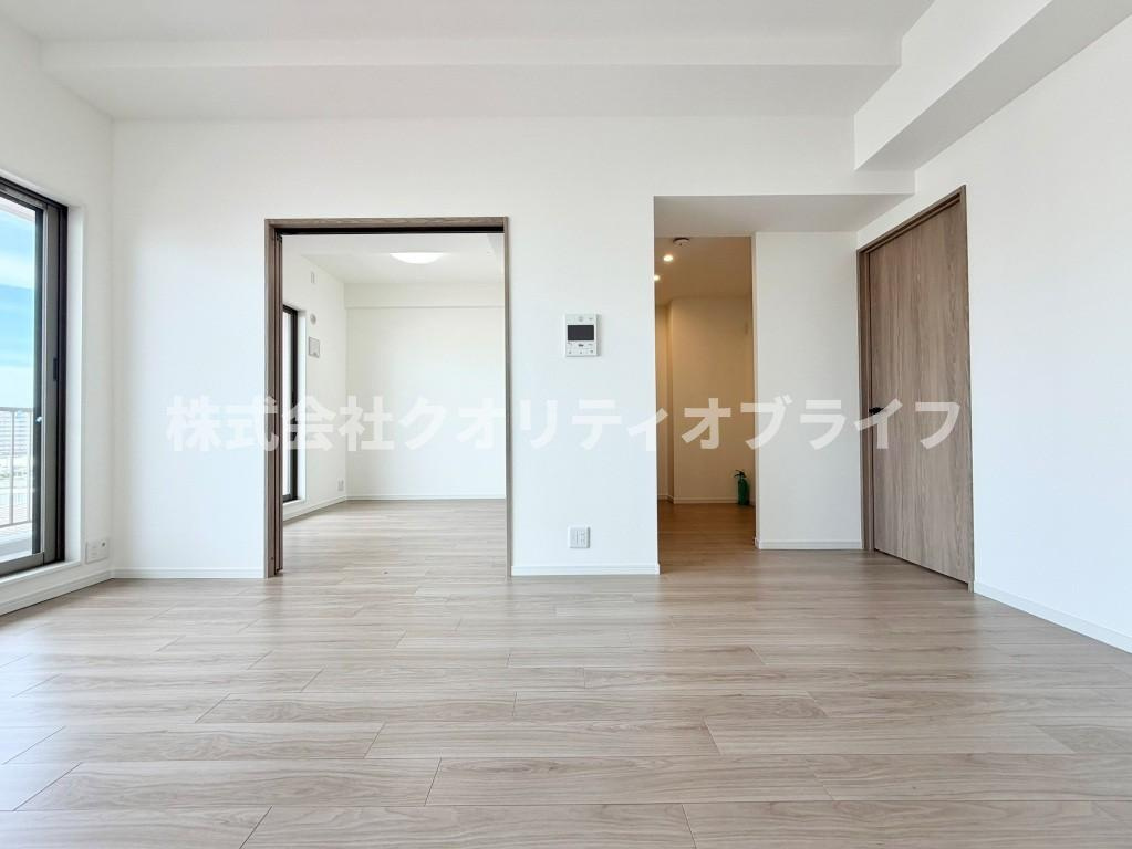 ナチュラルな木目が美しい、足触りの良いフローリング仕様のリビング。どんなテイストの家具やインテリアにも合わせやすく、日々のお掃除やお手入れがしやすいのも嬉しいポイントです。