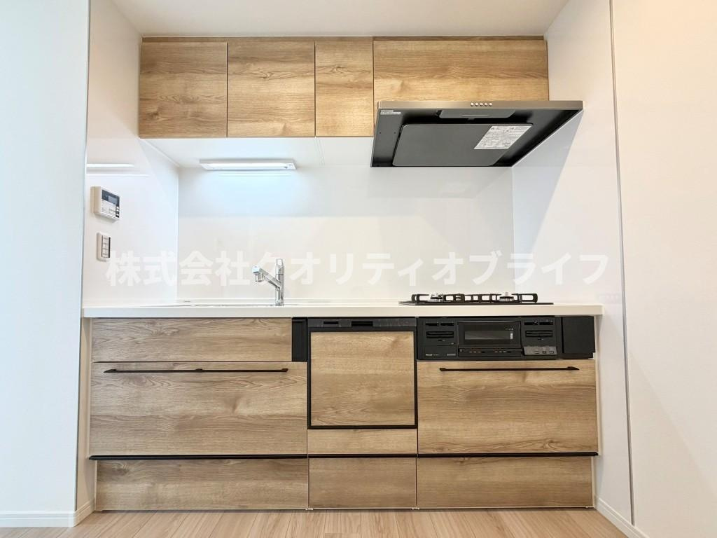 リビングのインテリアと美しく調和する、家具のようにおしゃれなキッチン。お気に入りの調理器具や食器を並べて、自分だけのこだわりの空間を創り上げる楽しさが広がる、スタイリッシュな佇まいです。