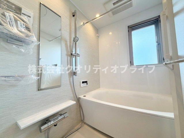 1日の疲れをゆったりと癒せる、クリーンで心地よいバスルーム。お気に入りの入浴剤を入れて、贅沢なリラックスタイムを過ごせる空間です。毎日のバスタイムが楽しみになるような、開放感のある設計です。