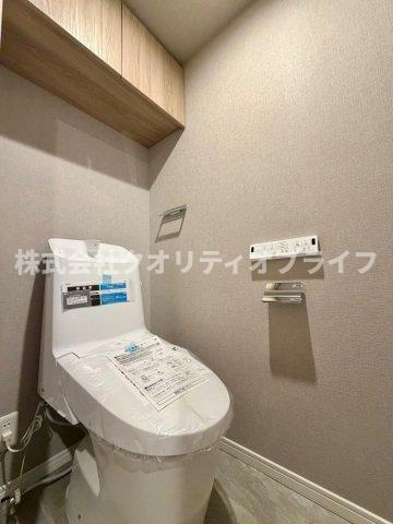 衛生的で年中快適に使用できる温水洗浄便座付きのトイレ空間。便座をいつでも清潔に保てるだけでなく、お掃除がしやすい形状になっており、日々のちょっとしたお手入れのストレスを大幅に軽減してくれます。
