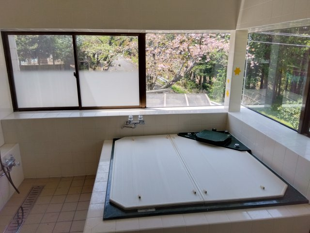 大きい窓があり解放感があります。浴室全体が広く設計され心身ともに癒やされる空間が広がります。