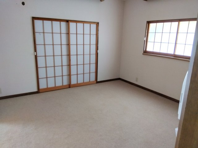 寝室や仕事部屋など使い勝手の良い広さの洋室です。デスクやチェアを配置して趣味や在宅ワーク用の部屋におすすめです。