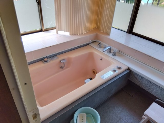 出窓になっているのでシャンプーを置いたり出来て便利です。ナチュラルカラーで、癒やしの時間を演出してくれます。