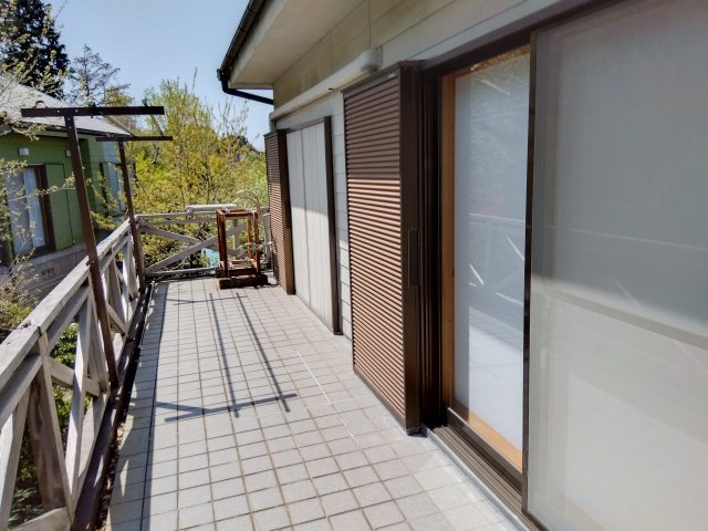 バルコニーが広々としています。風通しも心地良いです。鉢植えやプランターを置いてお花やハーブ野菜を育てることができます。