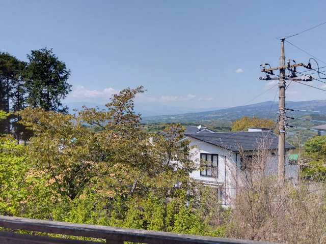 閑静な住宅地に位置しています。車通りが少なく騒音も気にならない穏やかな環境です。緑豊かな場所にあります。自然を身近に感じる事が出来ます。