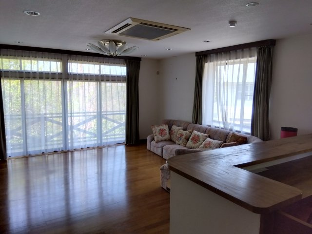 二面採光なので日差しがたっぷり入ります。また風通しが良く解放感もあります。家族が自然に集まるような広さのリビングです。