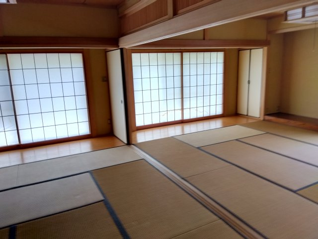 来客スペース・子供の遊び場・昼寝スペースなど色々と幅広く使える大活躍の和室です。押入れがあるので布団をしまっておく事も出来ます。