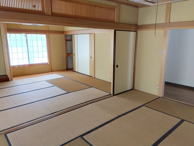扉を開ければ2間続きで広々と使えます。畳の香りと柔らかな質感が心地よくリラックスできる空間が広がります。
