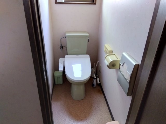 トイレには窓があり明るい室内です。出てすぐの場所に手洗い場があるので衛生的です。