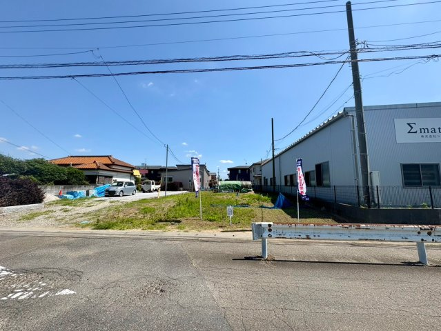 敷地約153坪のゆとりある整形地。北側約7m公道に面し、車の出し入れもスムーズです。広々とした敷地を活かし、駐車スペースや庭など、多彩なプランをご検討いただけます。
