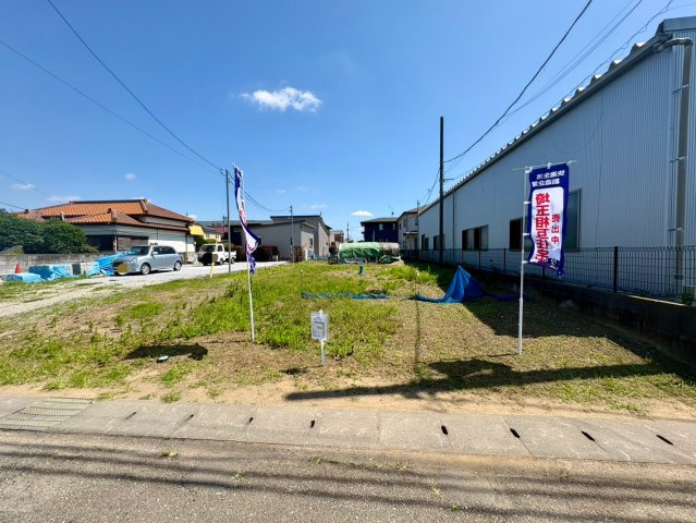 敷地約153坪のゆとりある整形地。北側約7m公道に面し、車の出し入れもスムーズです。広々とした敷地を活かし、駐車スペースや庭など、多彩なプランをご検討いただけます。