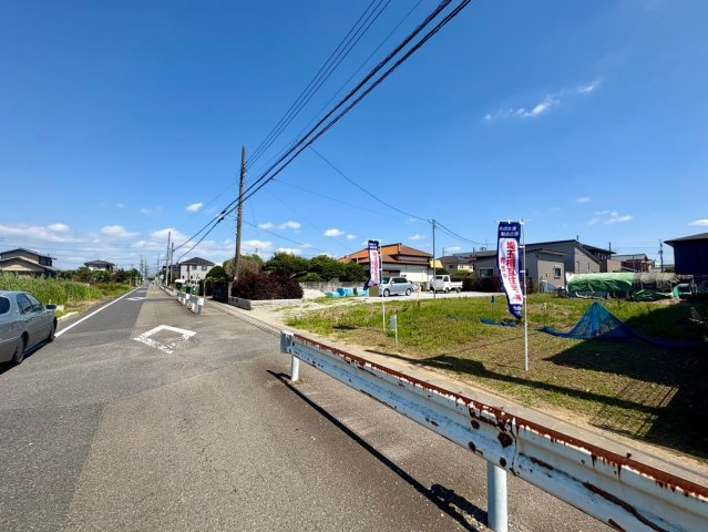 敷地約153坪のゆとりある整形地。北側約7m公道に面し、車の出し入れもスムーズです。広々とした敷地を活かし、駐車スペースや庭など、多彩なプランをご検討いただけます。