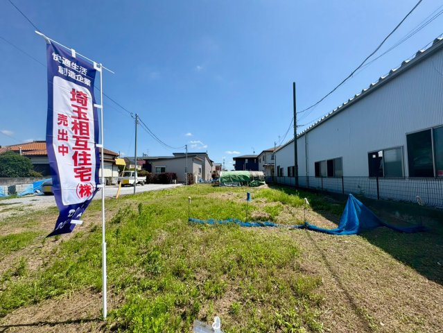 敷地約153坪のゆとりある整形地。北側約7m公道に面し、車の出し入れもスムーズです。広々とした敷地を活かし、駐車スペースや庭など、多彩なプランをご検討いただけます。