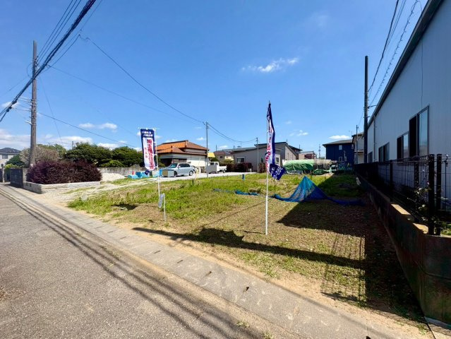 敷地約153坪のゆとりある整形地。北側約7m公道に面し、車の出し入れもスムーズです。広々とした敷地を活かし、駐車スペースや庭など、多彩なプランをご検討いただけます。