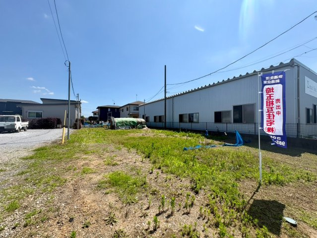 敷地約153坪のゆとりある整形地。北側約7m公道に面し、車の出し入れもスムーズです。広々とした敷地を活かし、駐車スペースや庭など、多彩なプランをご検討いただけます。