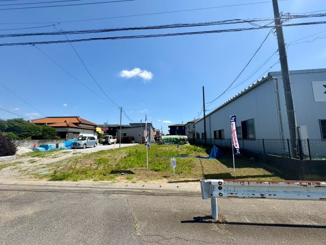 敷地約153坪のゆとりある整形地。北側約7m公道に面し、車の出し入れもスムーズです。広々とした敷地を活かし、駐車スペースや庭など、多彩なプランをご検討いただけます。