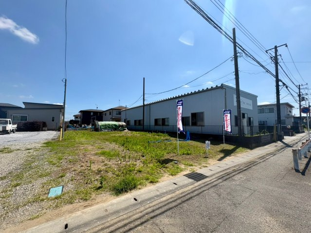 敷地約153坪のゆとりある整形地。北側約7m公道に面し、車の出し入れもスムーズです。広々とした敷地を活かし、駐車スペースや庭など、多彩なプランをご検討いただけます。