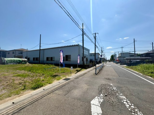 敷地約153坪のゆとりある整形地。北側約7m公道に面し、車の出し入れもスムーズです。広々とした敷地を活かし、駐車スペースや庭など、多彩なプランをご検討いただけます。