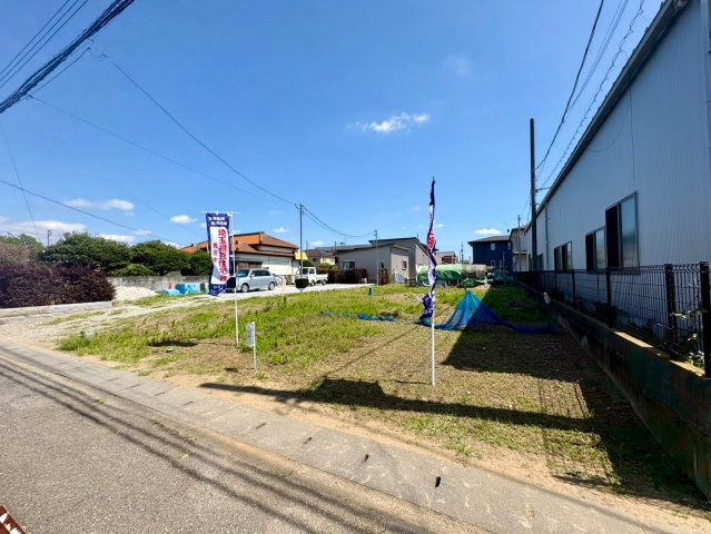 敷地約153坪のゆとりある整形地。北側約7m公道に面し、車の出し入れもスムーズです。広々とした敷地を活かし、駐車スペースや庭など、多彩なプランをご検討いただけます。