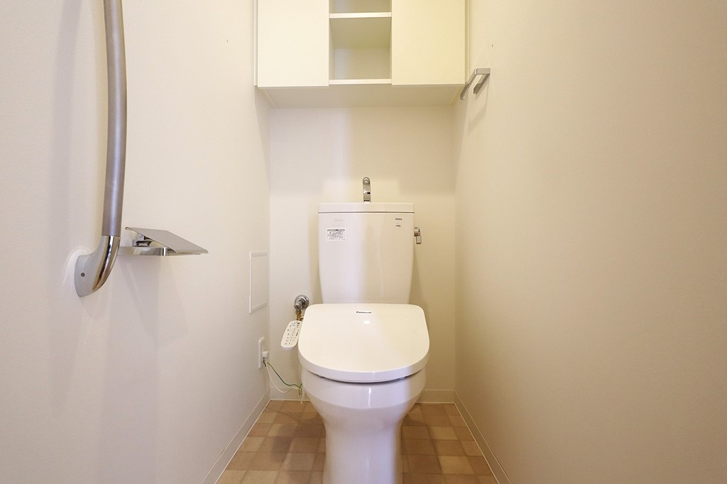 温水洗浄便座付トイレは温水洗浄機能により、暖かい水でおしりを洗浄することができ、冷たい水を使う従来の便座に比べ、温水洗浄機能で暖かいトイレを提供し、快適な使用を可能にします。