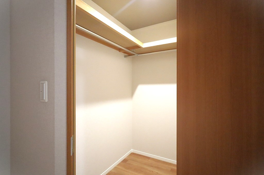 収納力が高く洋服や小物を整理しやすく、更衣室のように使え、部屋がすっきり保てます。収納の配置を自由に調整でき、換気性が良く防湿・防虫対策も可能。快適で機能的な生活空間を実現できます♪