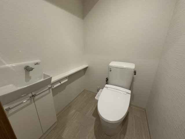 トイレに収納スペースもあり、隠す収納ができます。スマホを置いたり手すりにも使える棚が便利です。
