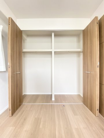 南側洋室（6.0帖）収納、全てのお部屋に収納があり、片付け上手になりそうです♪