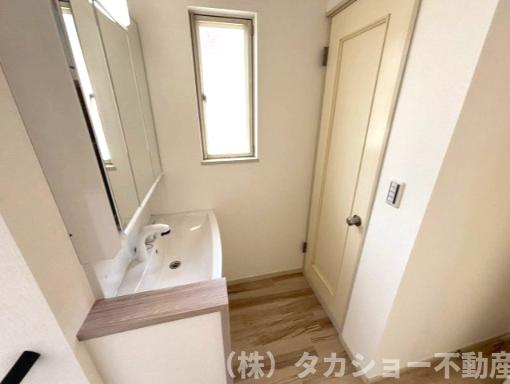 2階の踊り場に洗面台が御座います。