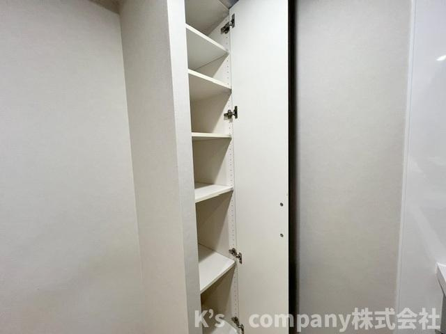 仕切り棚付きの収納スペース◇