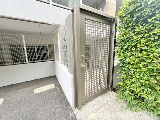 専用駐車場から住戸に入る扉☆重い荷物の運び入れもスムーズです◇