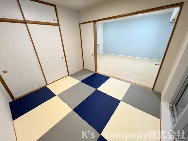 扉を開放してお使いいただくと、リビングに裸足でくつろげる空間になりお子様の遊び場やお昼なスペースとしてもお使いいただけます◇