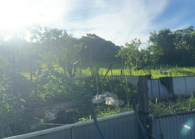 土地の面積＝住宅面積ではありません。建ぺい率の問題などで、土地のある場所によって住宅を建てられる面積は限られています。高さもしかり、「土地」という言葉の中には、建築条件も含まれると考えておきましょう。
