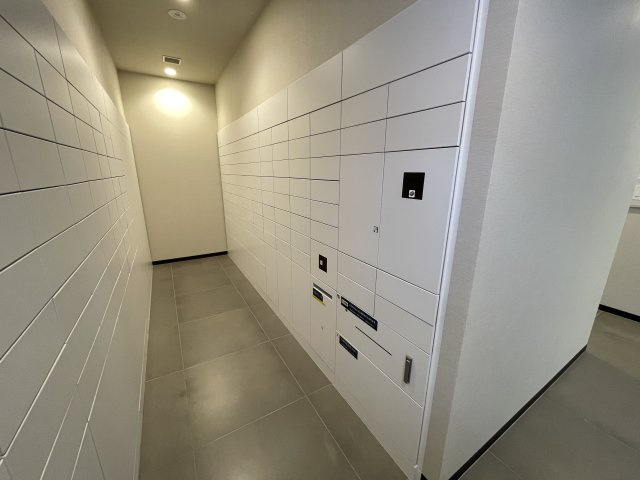 宅配ボックス付きで、忙しい方の荷物受け取りもスマートに。　