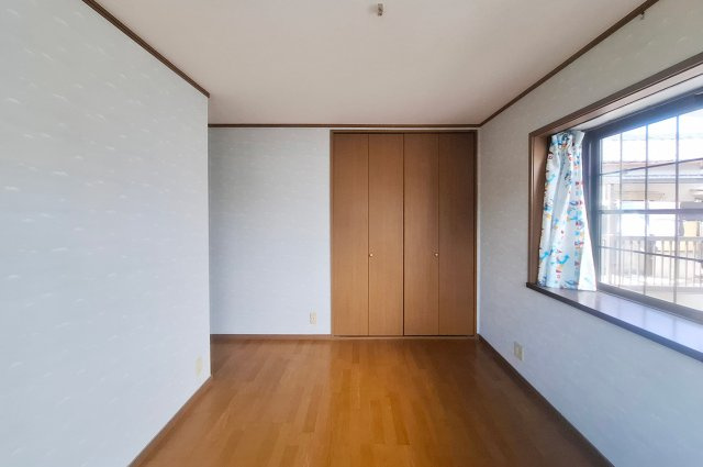 洋室4：出窓付きで、空間に奥行きを感じられるお部屋です。（カーテン撤去前）