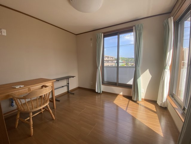 大きい窓から入るたっぷりの日差しが嬉しいですね。好きなカーテンを選んで自分だけの空間作りが楽しめます。