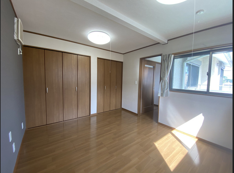 窓から部屋にやわらかな陽光が注ぎます。明るいフローリングとシンプルな壁紙が心地よい空間を演出してくれます。