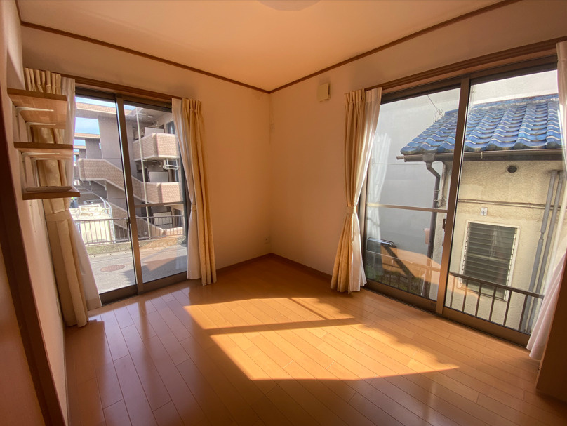大きい窓から入るたっぷりの日差しが嬉しいですね。四角い間取りでベッドやデスクなどの家具を自由に配置出来ますね。