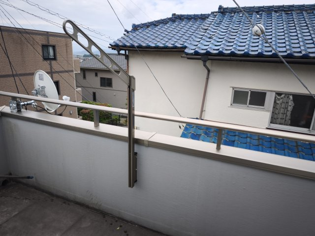 南東側が道路に接しているので陽当たり良好です。太陽光発電があります。停電時にも電気が使えてとても助かります。
