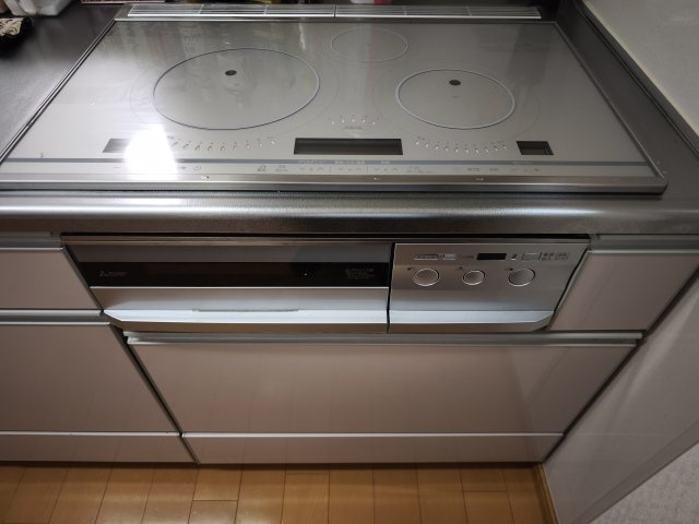 ＩＨクッキンヒーターで火を使わないので安全です。調理スペースが広々としているので楽しくお料理出来ますね。