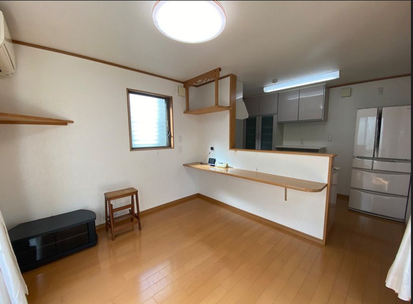 大きい窓があるので明るい空間でのびのびと生活できます。リビングが広々としているので、ご家族でゆっくりくつろげますね。