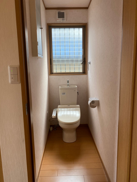 トイレには窓があり明るい室内です。リフォームしてあるので綺麗になっています。