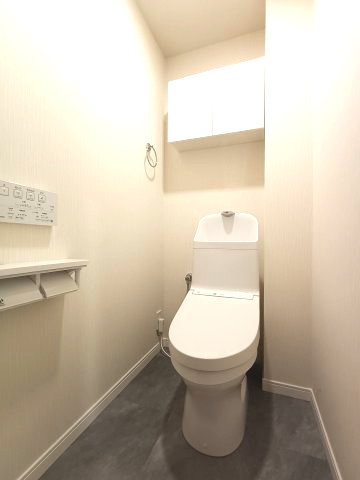 【トイレ】　洗浄機能付きトイレ。上部には収納付で、トイレットペーパー等、買い置きもしやすそうです。